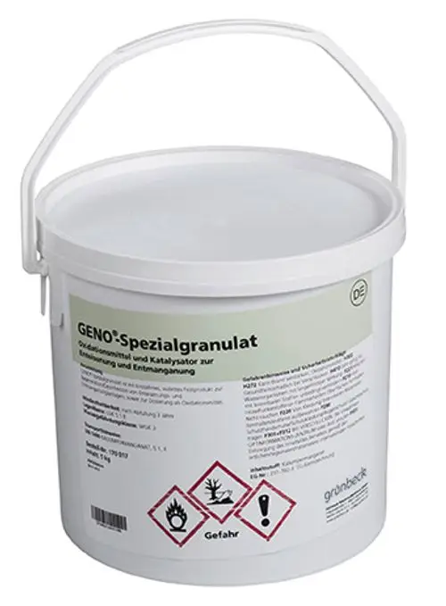 Weißer Eimer mit Deckel und Henkel, beschriftet mit Produktinformationen und Gefahrenhinweisen. Enthält Spezialgranulat von Grünbeck zur Anwendung in Wasseraufbereitungsanlagen.